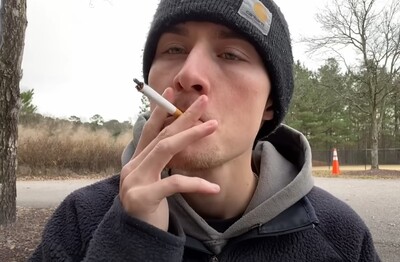 Лечение зависимости от табакокурения в Агиделе Мужчина с сигаретой делает затяжку